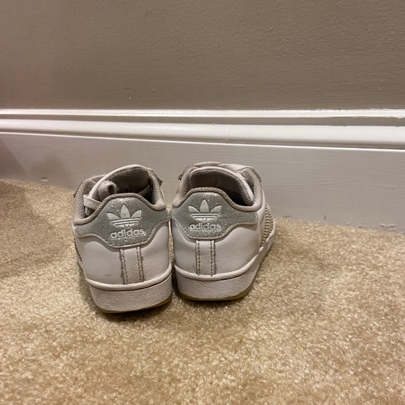 Toddler girl adidas shell toe size 12 - Picture 4 of 7